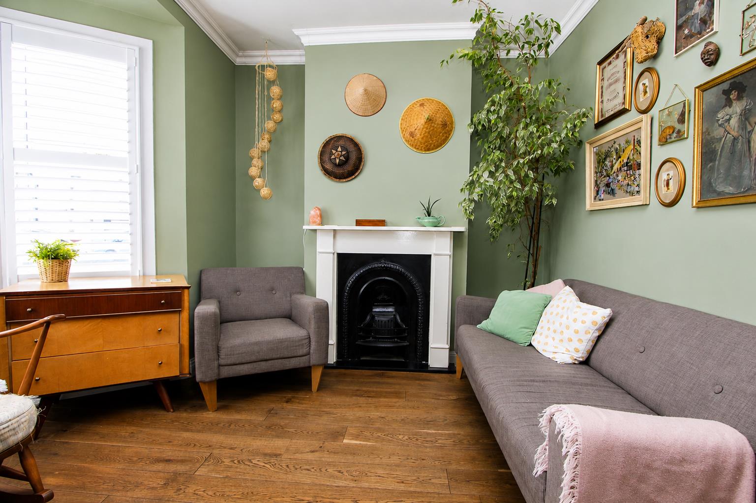 3 bed property in Wood Street, Mitcham